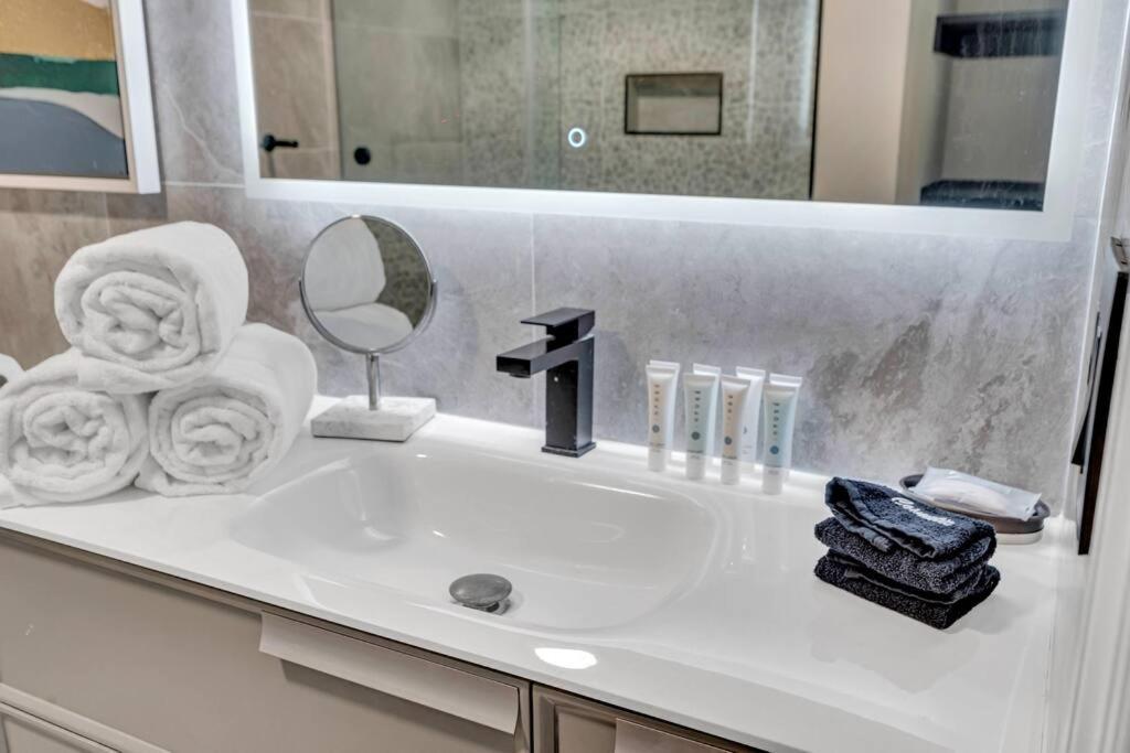 Luxurious Private Unit With Parking Appartement Miami Buitenkant foto