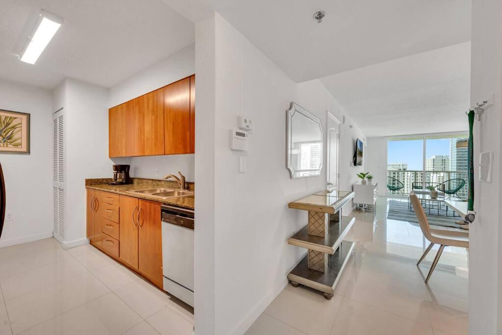 Luxurious Private Unit With Parking Appartement Miami Buitenkant foto