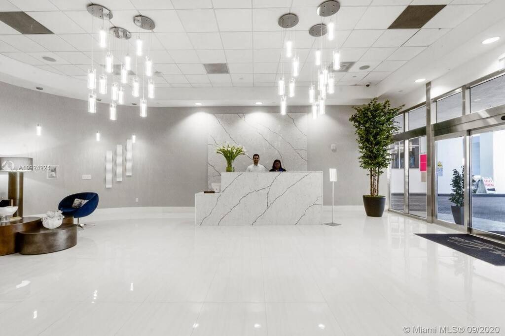Luxurious Private Unit With Parking Appartement Miami Buitenkant foto
